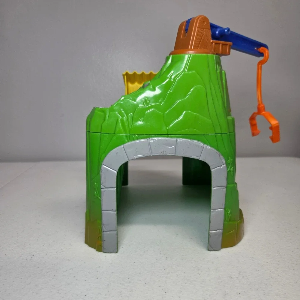Fisher Price Thomas Friends TrackMaster Green Mountain Tunnel with Crane‎